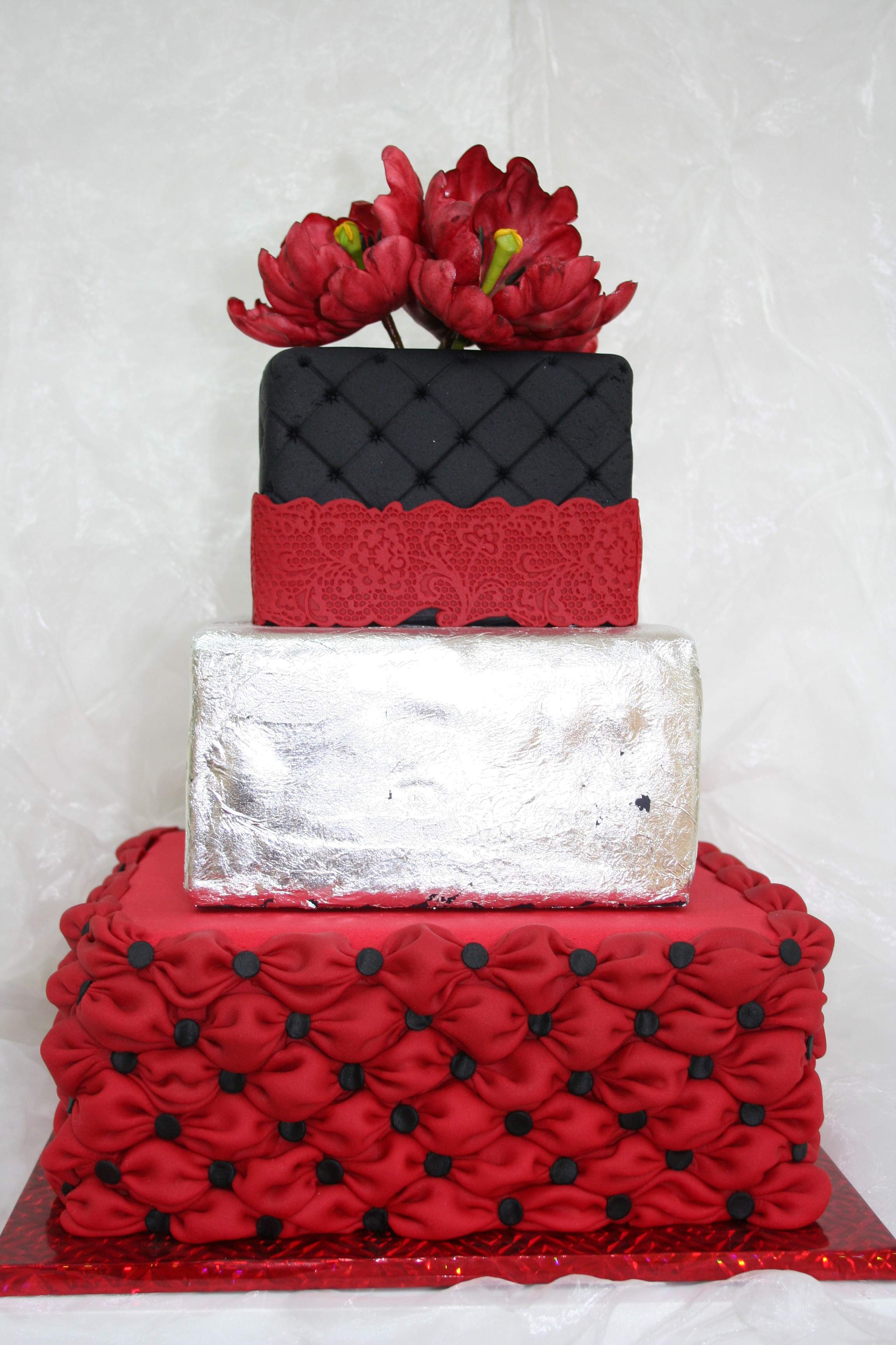 Dramatische dreistöckige Hochzeitstorte in Rot-Schwarz-Silber mit roten Blüten - Bavaria Cake Konditorei Landshut