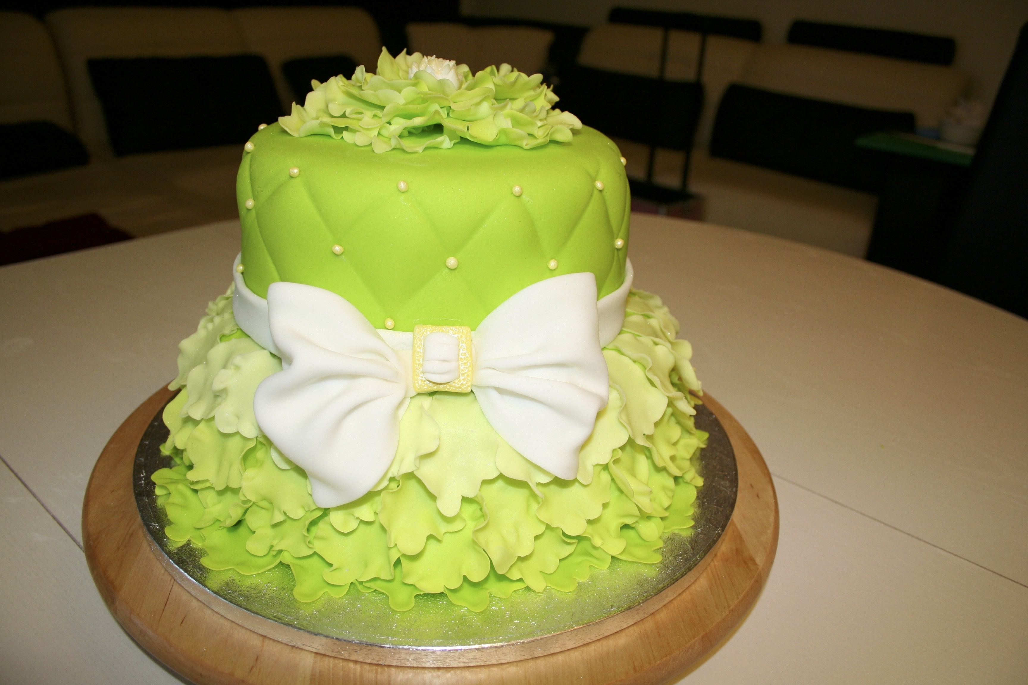 Elegante grüne Rüschen-Torte mit weißer Fondant-Schleife - Bavaria Cake Landshut