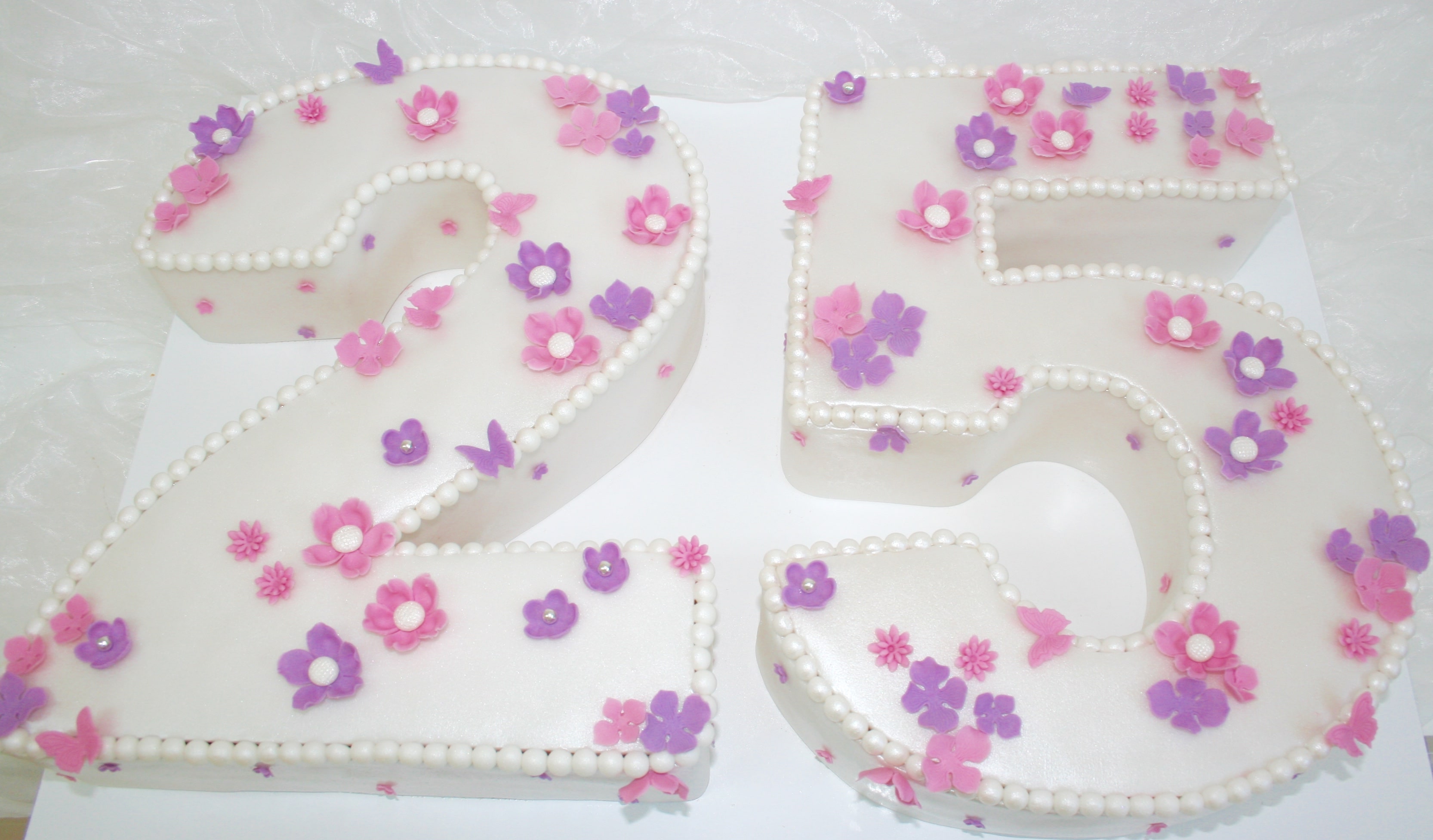 Zahl 25 Blütentorte