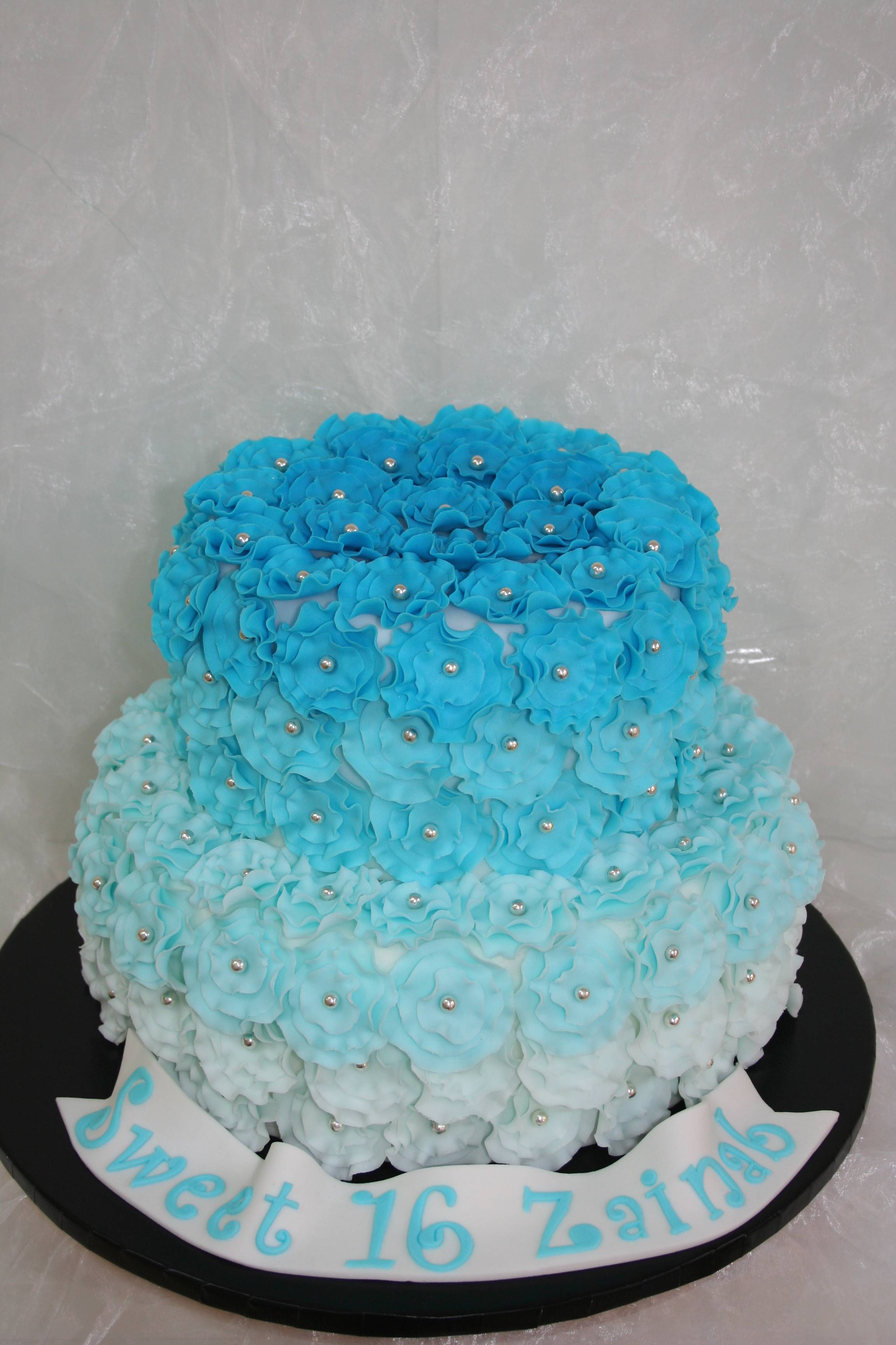 Sweet 16 Rüschen-Torte mit blauen Rosen und Perlen - Konditorei Landshut