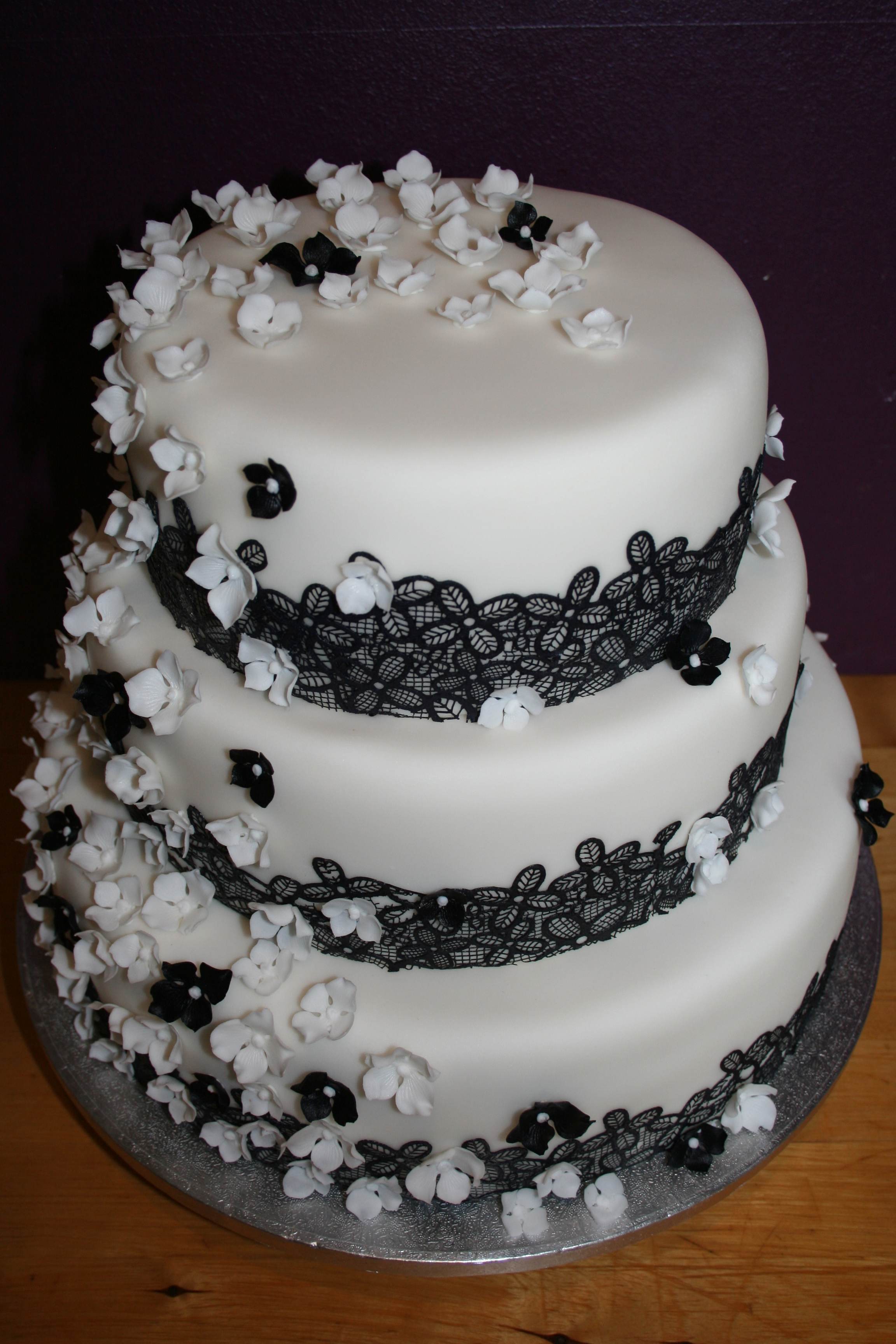 Elegante Spitzen-Hochzeitstorte