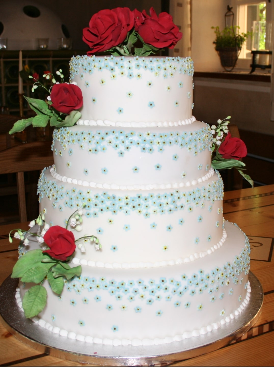 Elegante vierstöckige Hochzeitstorte mit roten Rosen und Perlen - Bavaria Cake Konditorei Landshut
